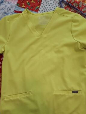 Figs Yellow V-Neck Medical Scrub Top Size M